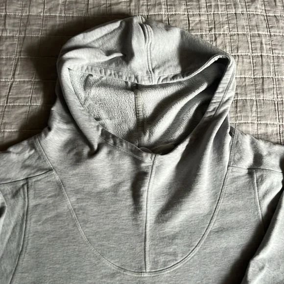 Women’s the North Face Gray Pullover Hoodie, gently used - stylish fit size L - Picture 4 of 5